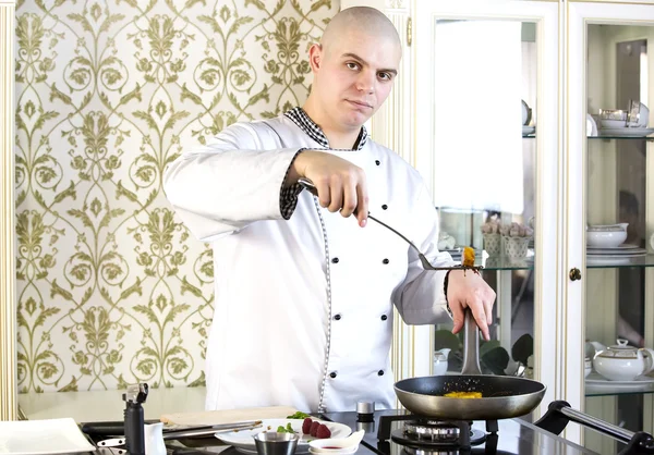 Koch bereitet Essen in der Küche zu — Stockfoto