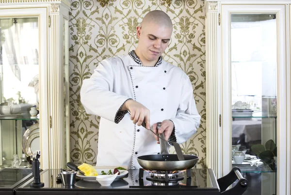 Chef bereidt eten in de keuken — Stockfoto