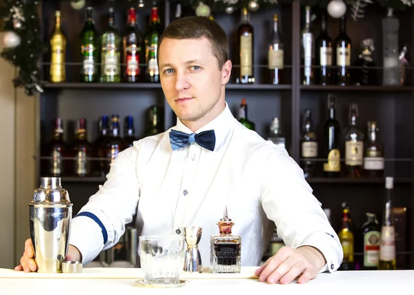 Jovem que trabalha como barman — Fotografia de Stock
