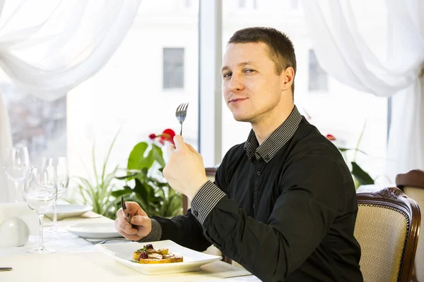 Mężczyzna obiad w restauracji — Zdjęcie stockowe