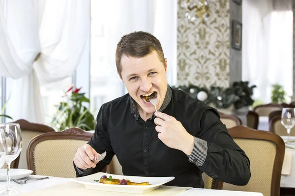 Man having dinner in a restaurant — Stock Photo, Image