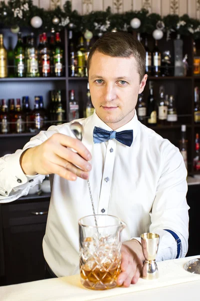 Ung mann jobber som bartender – stockfoto