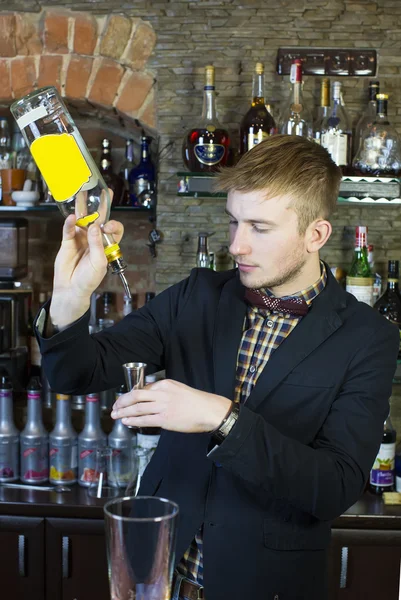 Junger Mann arbeitet als Barkeeper — Stockfoto