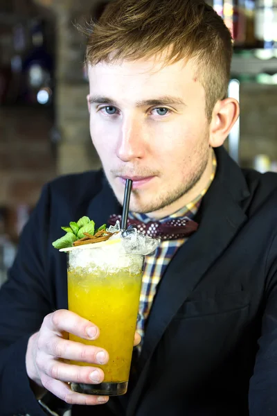 Ung mann jobber som bartender – stockfoto