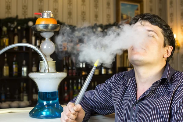 El hombre está fumando shisha — Foto de Stock