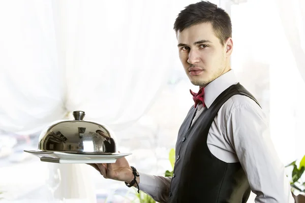 Cameriere con un vassoio di cibo — Foto Stock