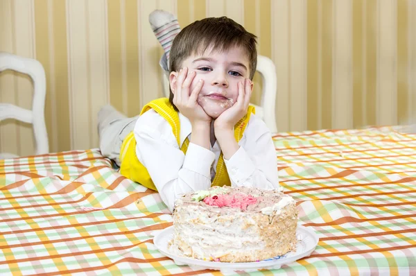 Kids have fun eating birthday cake — Stock Photo, Image