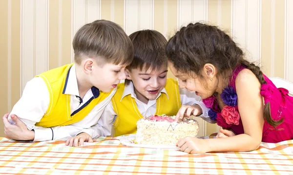 Crianças se divertem comendo bolo de aniversário — Fotografia de Stock