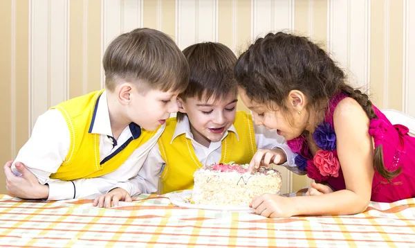 Kids have fun eating birthday cake — Stock Photo, Image