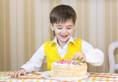 eğlenceli doğum günü pastası yiyor