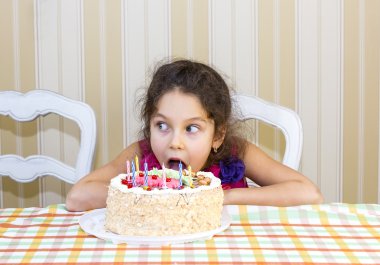 genç kız var eğlenceli doğum günü pastası yiyor
