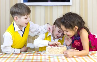 Çocuklarımız eğlenceli doğum günü pastası yiyor