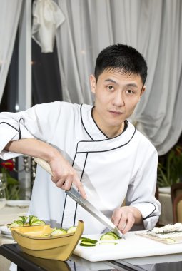 bir plaka suşi Japon aşçı