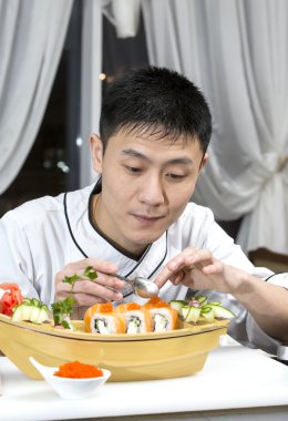 bir plaka suşi Japon aşçı