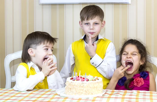 Diviértete comiendo pastel de cumpleaños —  Fotos de Stock