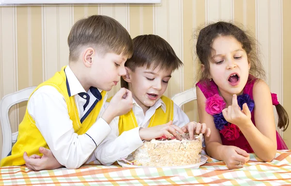 Divirta-se comendo bolo de aniversário — Fotografia de Stock