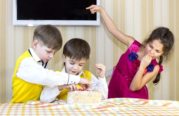 Buon divertimento mangiare torta di compleanno — Foto Stock