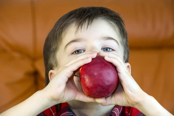 Kinderen eten sappige rode appel — Stockfoto