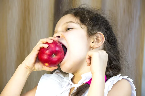 Діти їдять соковите червоне яблуко — стокове фото
