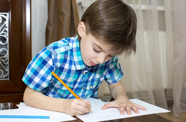 Çocuk ile boya kalemi kağıda çekmek. — Stok fotoğraf