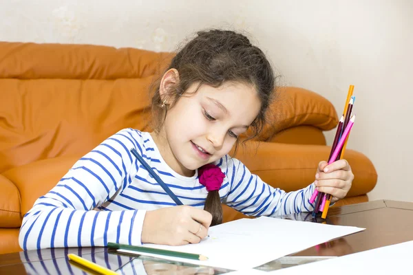 Niños dibujan con lápices de colores sobre papel —  Fotos de Stock