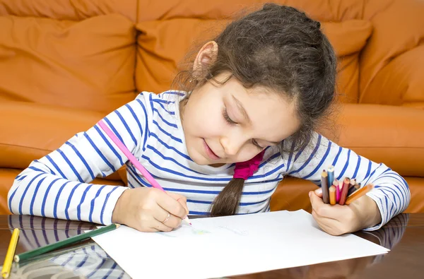 子供は紙にクレヨンで描画します。 — ストック写真