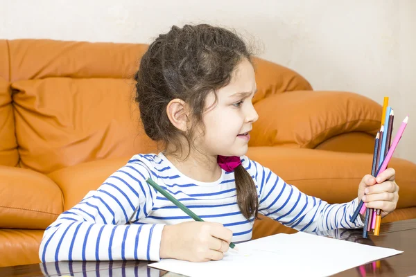Copiii desenează cu creioane pe hârtie — Fotografie, imagine de stoc
