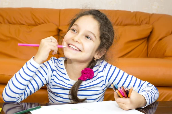 Kinder malen mit Buntstiften auf Papier — Stockfoto