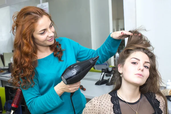 Vrouw in een schoonheidssalon — Stockfoto