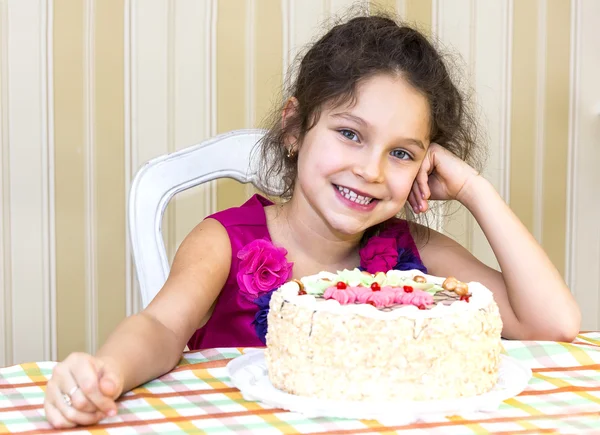 Young girl have fun eating birthday cake — Stock Photo, Image