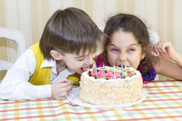 Детям весело есть торт на день рождения — стоковое фото