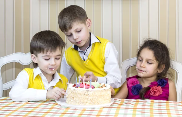 Crianças se divertem comendo bolo de aniversário — Fotografia de Stock