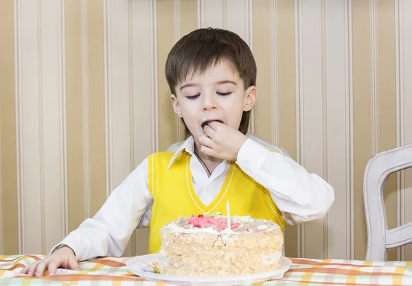 Rapaz divirta-se comendo bolo de aniversário — Fotografia de Stock