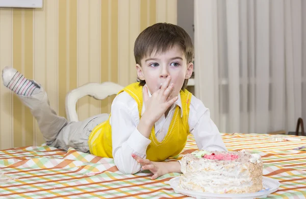 Rapaz divirta-se comendo bolo de aniversário — Fotografia de Stock