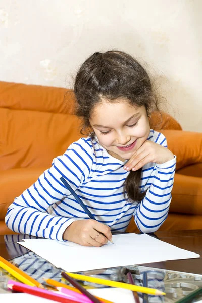 Niños dibujan con lápices de colores sobre papel —  Fotos de Stock