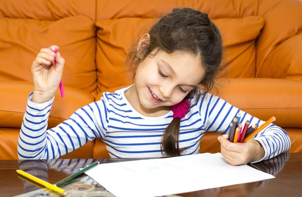 Çocuk ile boya kalemi kağıda çekmek. — Stok fotoğraf