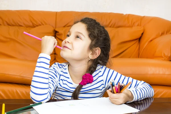 I bambini disegnano con pastelli su carta — Foto Stock