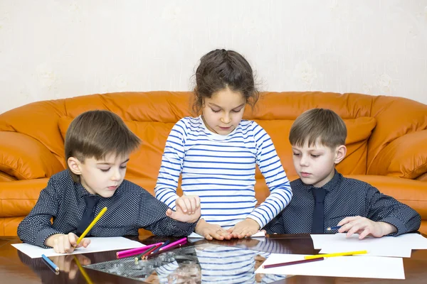 Niños dibujan con lápices de colores sobre papel — Foto de Stock