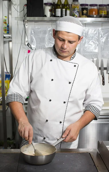 Koch bereitet Essen in der Küche zu — Stockfoto