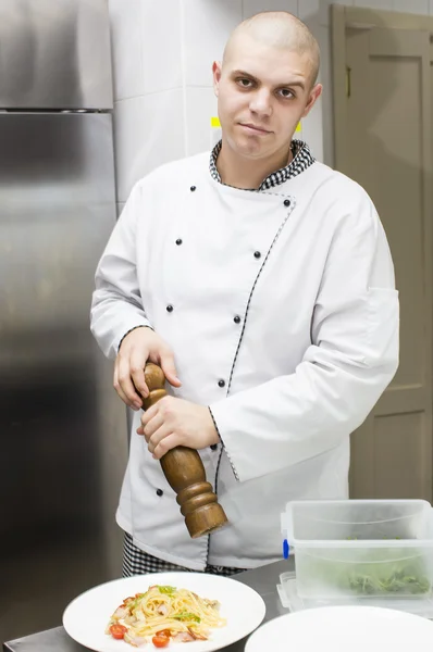 Chef preparando comida en la cocina —  Fotos de Stock