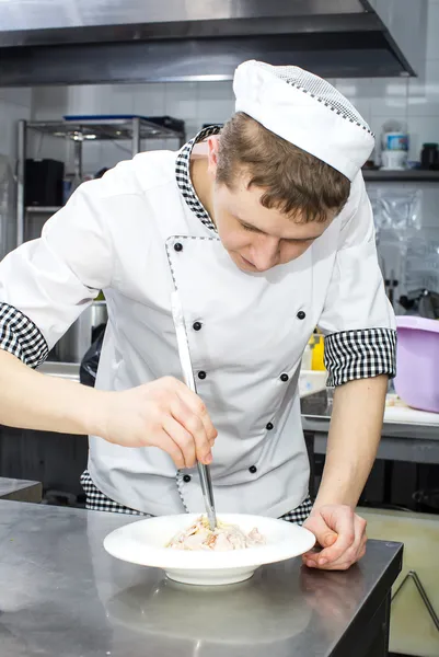 Koch bereitet Essen in der Küche zu — Stockfoto