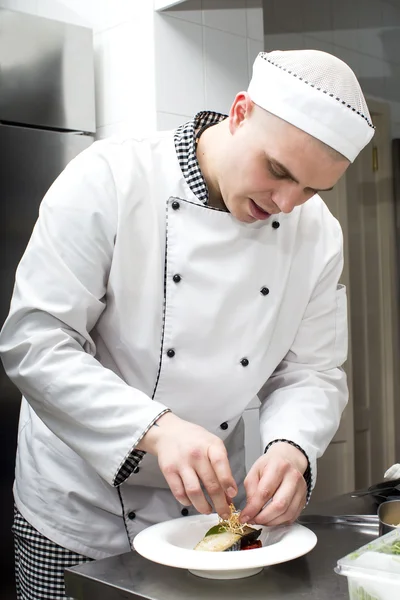 Chef preparar comida na cozinha — Fotografia de Stock