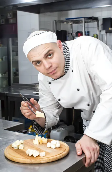 Koch bereitet Essen in der Küche zu — Stockfoto