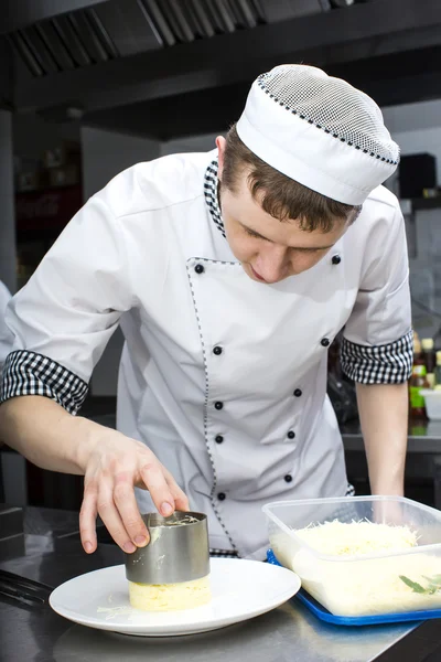 Koch bereitet Essen in der Küche zu — Stockfoto