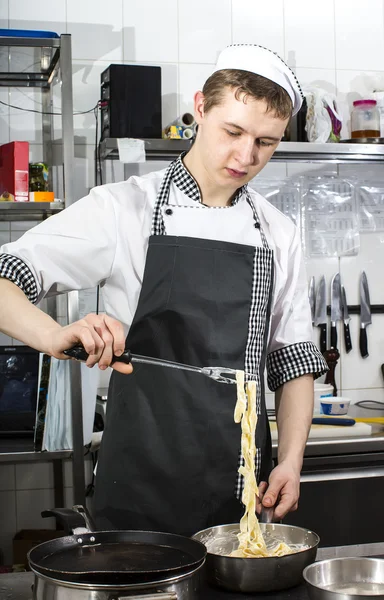 Chef préparant la nourriture dans la cuisine — Photo