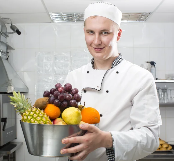 Chef preparar comida na cozinha — Fotografia de Stock