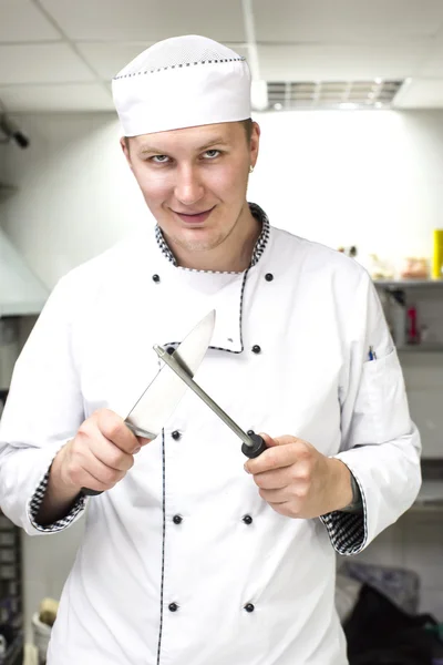 Chef preparar comida na cozinha — Fotografia de Stock