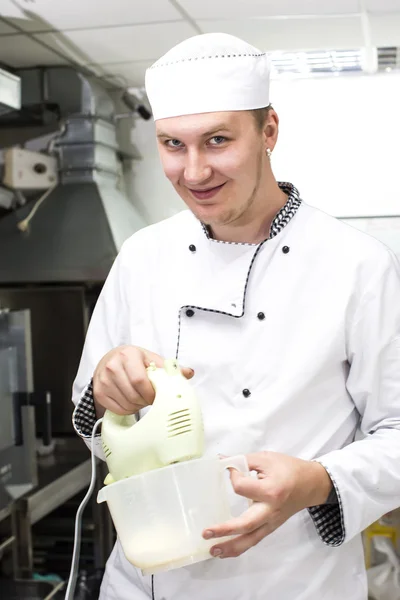 Chef preparando comida en la cocina —  Fotos de Stock