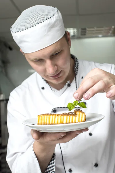 Chef preparar comida na cozinha — Fotografia de Stock