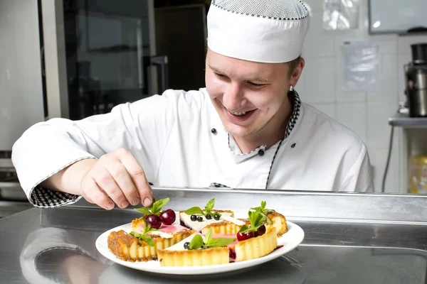 Chef préparant la nourriture dans la cuisine — Photo